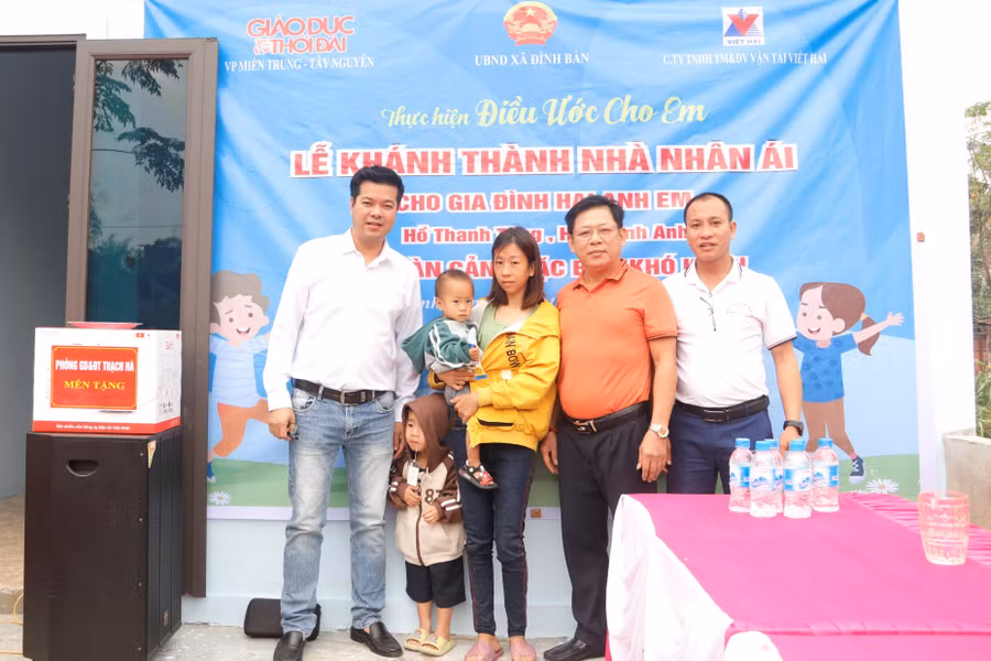 Các nhà hảo tâm trao thêm các thiết bị, giường tủ, chăn chiếu cho gia đình tại buổi Lễ.