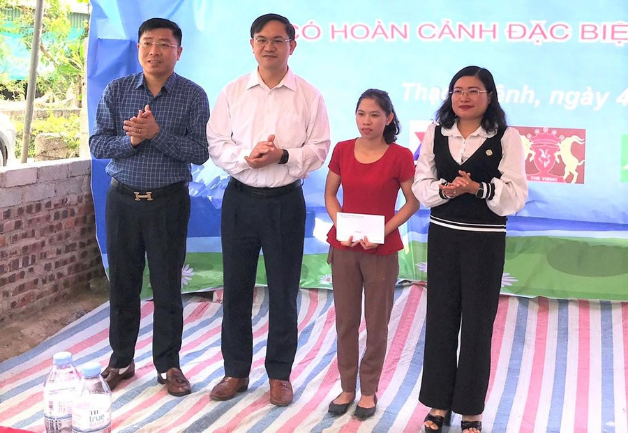 Đại diện Huyện ủy, UBND huyện Thạch Hà trao quà động viên cô Hằng tại buổi lễ. Đại diện Huyện ủy, UBND huyện Thạch Hà trao quà động viên cô Hằng tại buổi lễ.