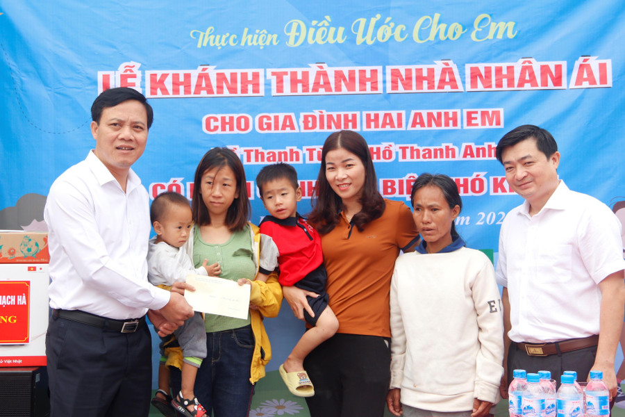 Ông Nguyễn Văn Khoa - Chủ tịch UBND huyện Thạch Hà (bên trái) trao quà của huyện đến gia đình chị Thương trong Lễ bàn giao nhà nhân ái. Ông Nguyễn Văn Khoa - Chủ tịch UBND huyện Thạch Hà (bên trái) trao quà của huyện đến gia đình chị Thương trong Lễ bàn giao nhà nhân ái.
