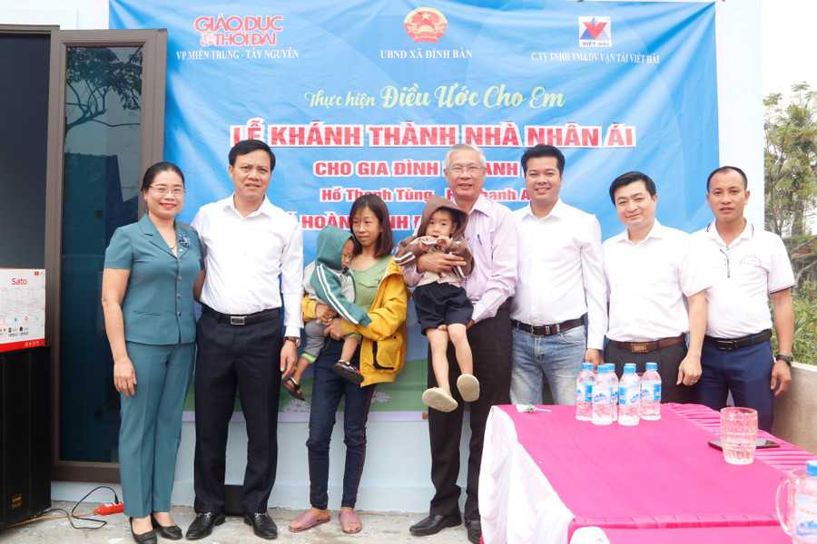 Đại diện chính quyền địa phương cùng Báo GD&TĐ trao quà của các nhà hảo tâm đến 2 cháu nhỏ trong buổi Lễ. Đại diện chính quyền địa phương cùng Báo GD&TĐ trao quà của các nhà hảo tâm đến 2 cháu nhỏ trong buổi Lễ.
