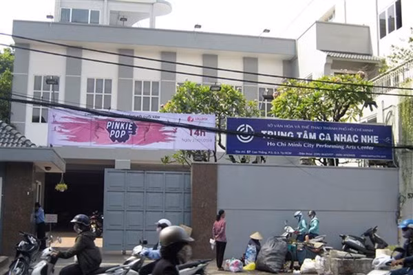 Trụ sở Trung tâm Ca nhạc nhẹ TPHCM trên đường Cao Thắng (Q.3, TPHCM) liên quan vụ án.
