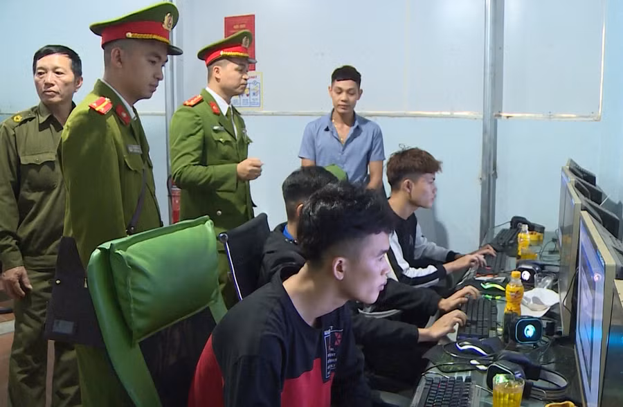 Công an tuyên truyền pháp luật tới thanh thiếu niên.