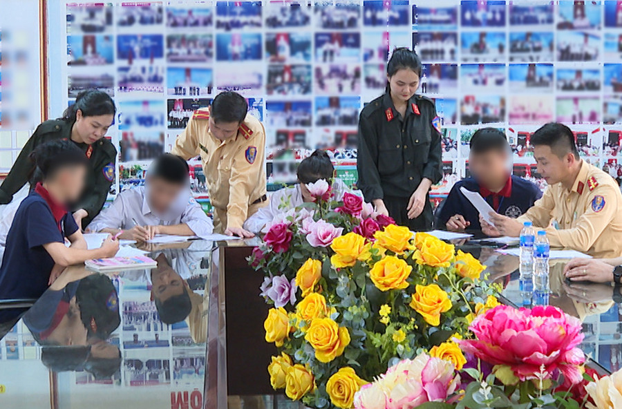 Thanh thiếu niên vi phạm giao thông được ký cam kết không tái phạm.