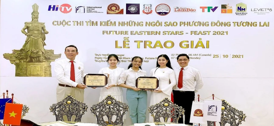 Đại diện Ban tổ chức trao giải "Vinh danh hữu nghị quốc tế" FEAST´2021