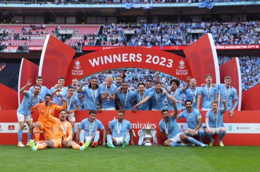 Hình ảnh cầu thủ Man City nhận chức vô địch Cup FA.