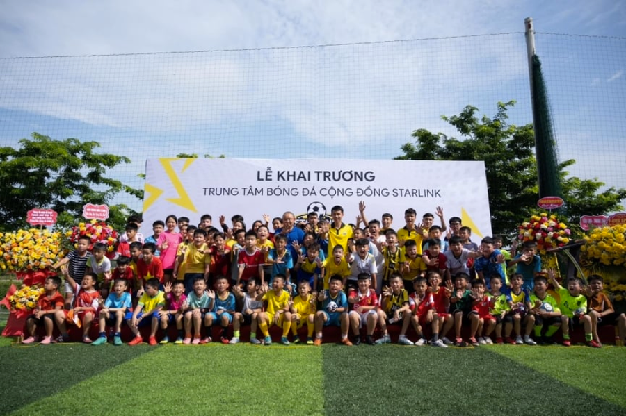 Huấn luyện viên Park Hang-seo chụp hình và giao lưu cùng các em nhỏ. Huấn luyện viên Park Hang-seo chụp hình và giao lưu cùng các em nhỏ.