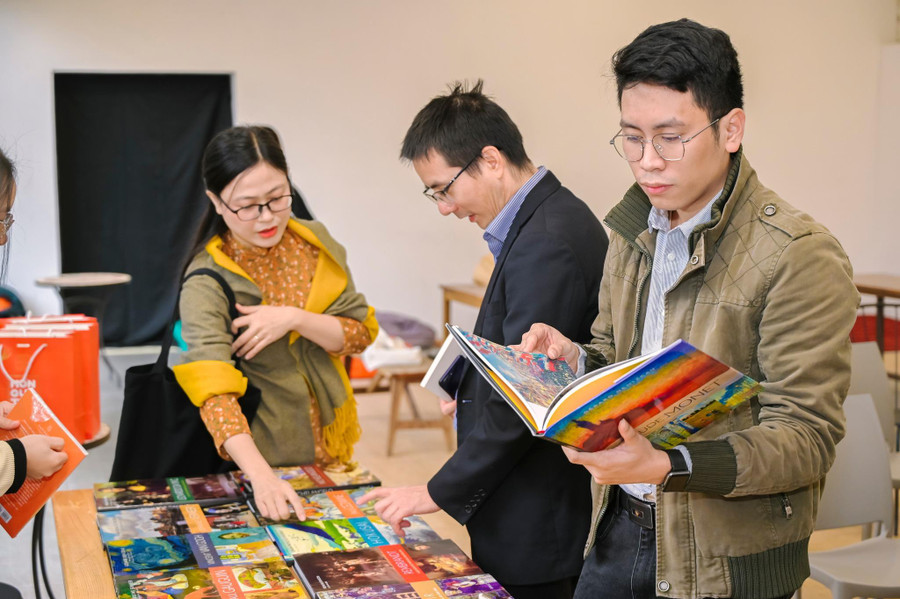 Đọc sách giúp cân bằng giữa chuyên môn và nền tảng văn hóa. Đọc sách giúp cân bằng giữa chuyên môn và nền tảng văn hóa.