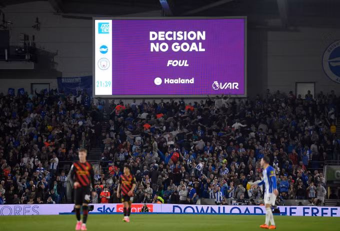 VAR thông báo từ chối một bàn thắng của Haaland ở Ngoại hạng Anh mùa 2022-2023.