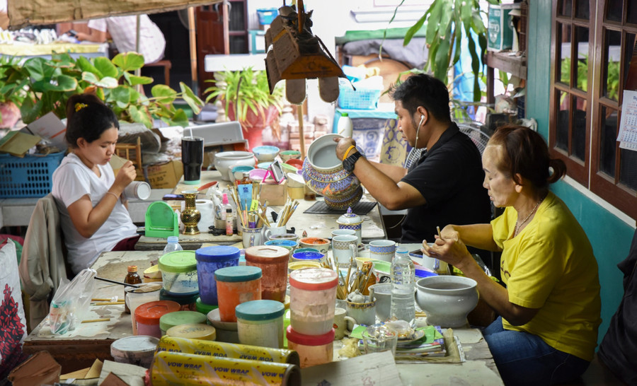 Chế tác sứ ngũ sắc gồm nhiều công đoạn, đòi hỏi sự tập trung và tính kiên nhẫn cao độ. Ảnh: Ronan O’connell, Nationalgeographic.com. Chế tác sứ ngũ sắc gồm nhiều công đoạn, đòi hỏi sự tập trung và tính kiên nhẫn cao độ. Ảnh: Ronan O’connell, Nationalgeographic.com.