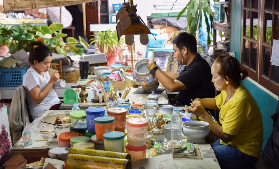 Chế tác sứ ngũ sắc gồm nhiều công đoạn, đòi hỏi sự tập trung và tính kiên nhẫn cao độ. Ảnh: Ronan O’connell, Nationalgeographic.com.