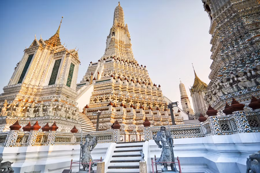 Wat Arun, ngôi chùa nổi tiếng bởi kiến trúc khảm sứ ngũ sắc. Ảnh: Marina Pissarove, Alamy.com.