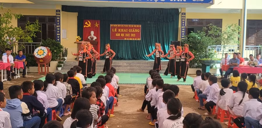 Trường Phổ thông DTBT THCS Mù Cả trong ngày khai trường.