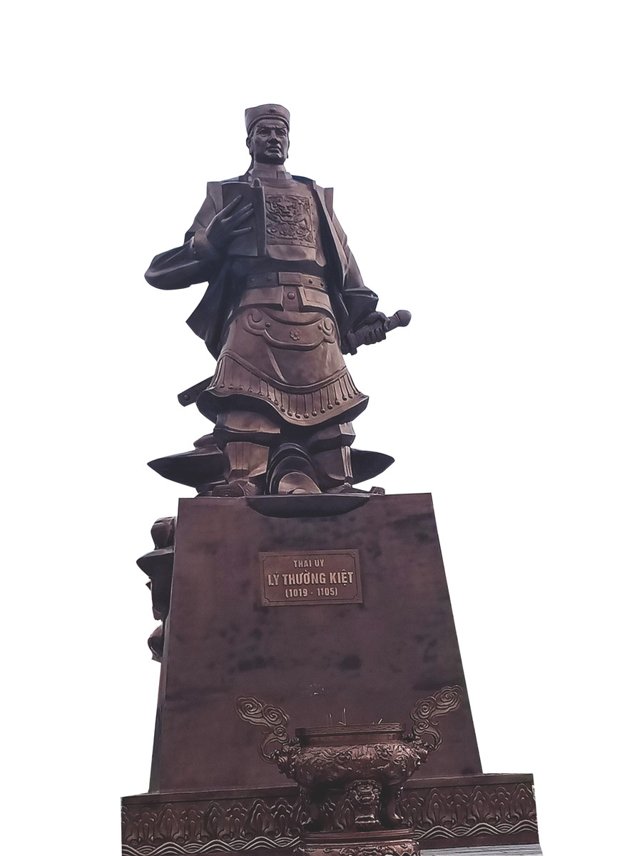 Tượng đài ở đền thờ Lý Thường Kiệt. Ảnh: Minh Minh.