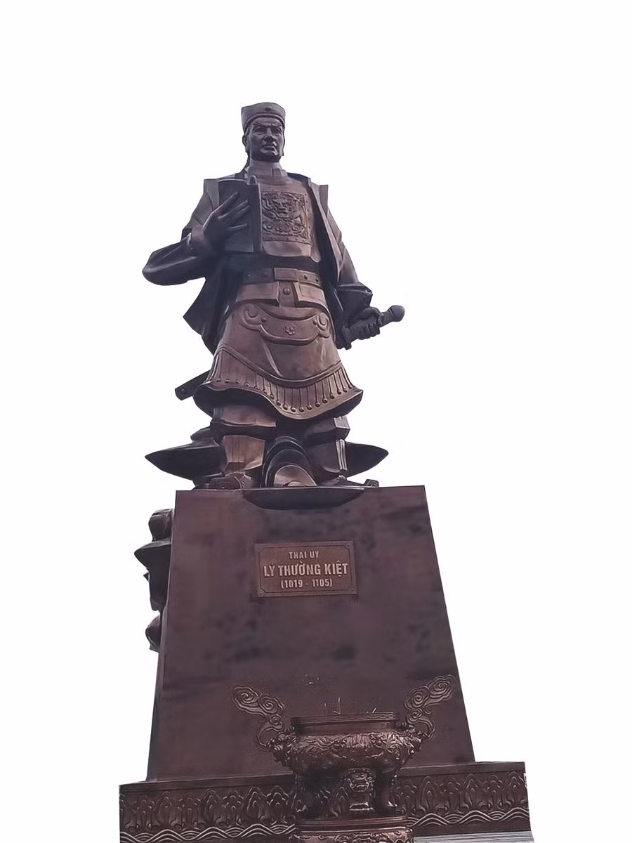 Tượng đài ở đền thờ Lý Thường Kiệt. Ảnh: Minh Minh.