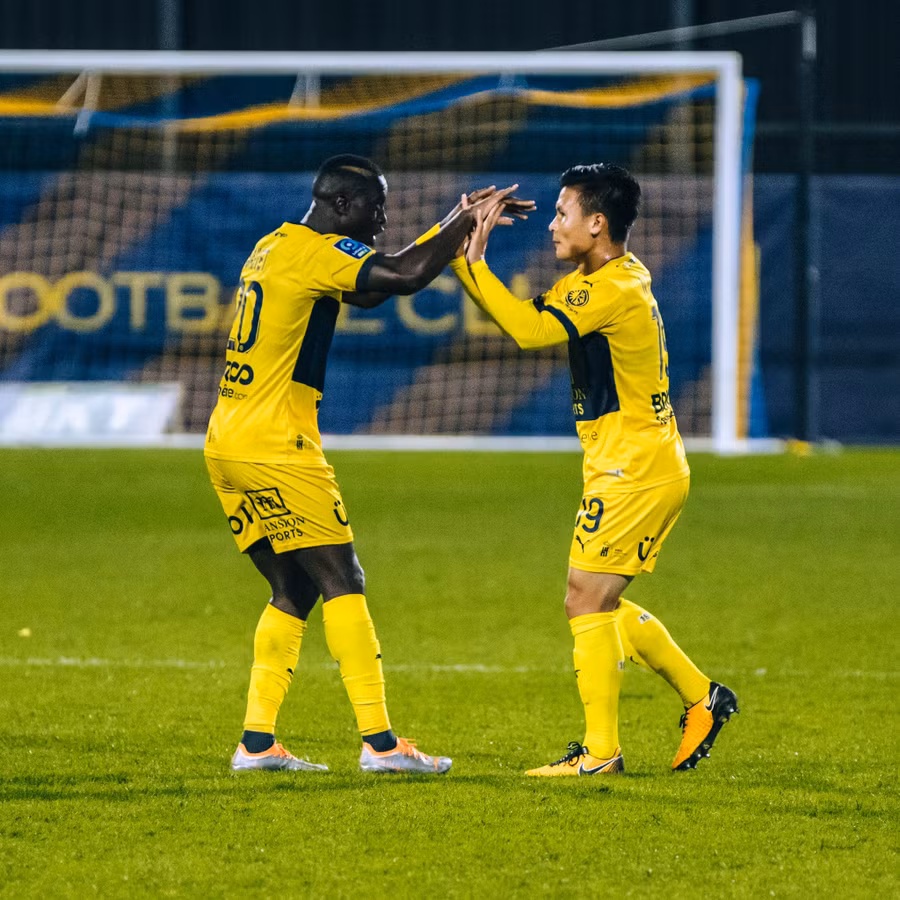 Quang Hải (bên phải) trong màu áo câu lạc bộ Pau FC.