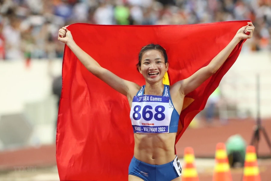 Tuyển thủ điền kinh Nguyễn Thị Oanh giành 3 Huy chương Vàng cá nhân tại SEA Games 31.