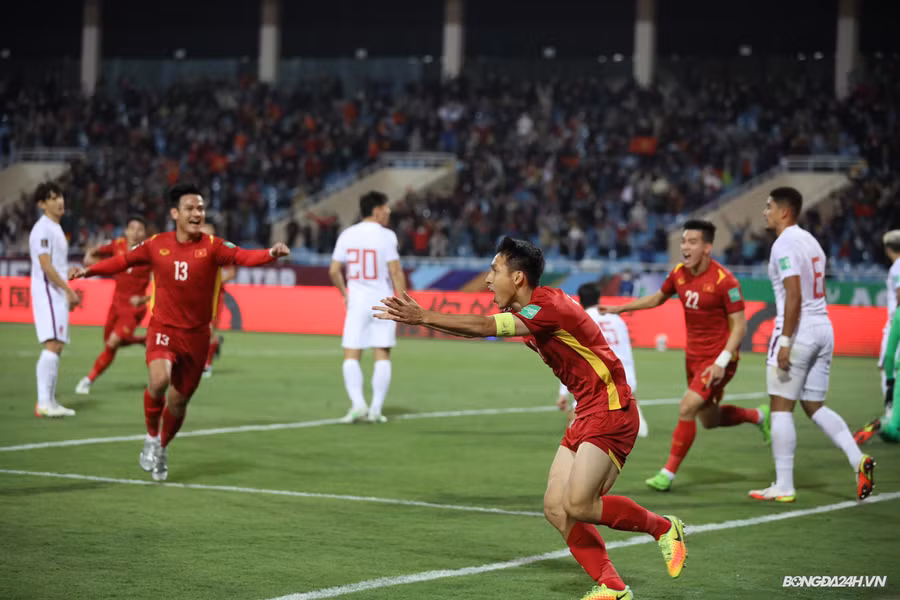 Các cầu thủ Việt Nam (áo sẫm) ăn mừng chiến thắng 3 - 1 trước đội tuyển Trung Quốc.