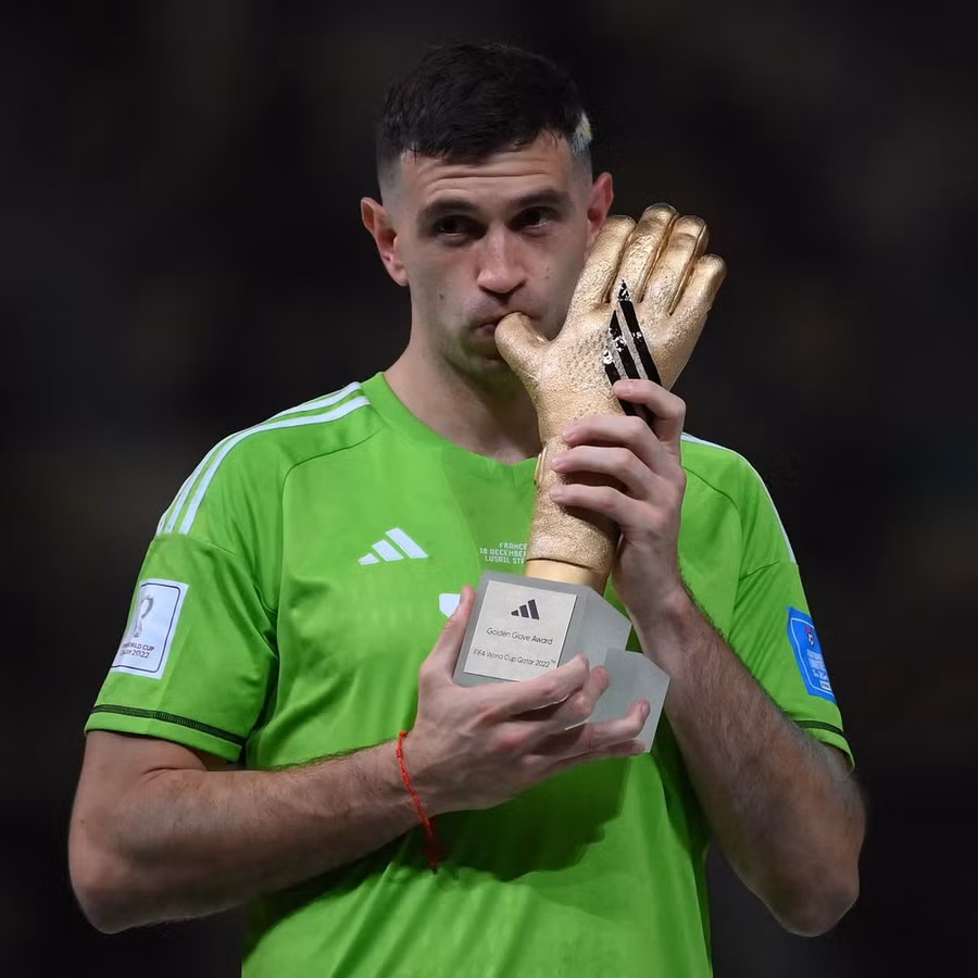 Martinez nhận giải Thủ môn xuất sắc nhất World Cup 2022.