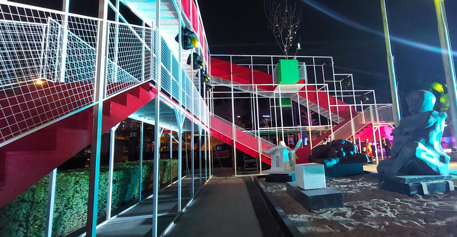 Du khách có thể bước lên cây cầu rồi phóng tầm mắt bao quát toàn bộ không gian triển lãm &apos;Thông linh&apos;. Ảnh: Bình Thanh.