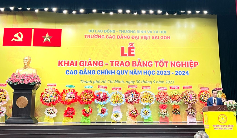 TS Lê Lâm- Hiệu trưởng Trường Cao đẳng Đại Việt Sài Gòn phát biểu tại lễ khai giảng năm học mới TS Lê Lâm- Hiệu trưởng Trường Cao đẳng Đại Việt Sài Gòn phát biểu tại lễ khai giảng năm học mới