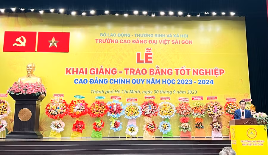 TS Lê Lâm- Hiệu trưởng Trường Cao đẳng Đại Việt Sài Gòn phát biểu tại lễ khai giảng năm học mới