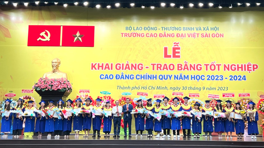 Hơn 700 tân khoa Trường CĐ Đại Việt Sài Gòn nhận bằng tốt nghiệp trong buổi lễ khai giảng năm học mới 2023-2023 Hơn 700 tân khoa Trường CĐ Đại Việt Sài Gòn nhận bằng tốt nghiệp trong buổi lễ khai giảng năm học mới 2023-2023
