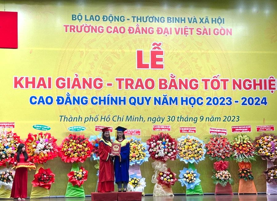 Một Tân cử nhân nhận bằng trong lễ tốt nghiệp trong buổi lễ khai giảng Một Tân cử nhân nhận bằng trong lễ tốt nghiệp trong buổi lễ khai giảng