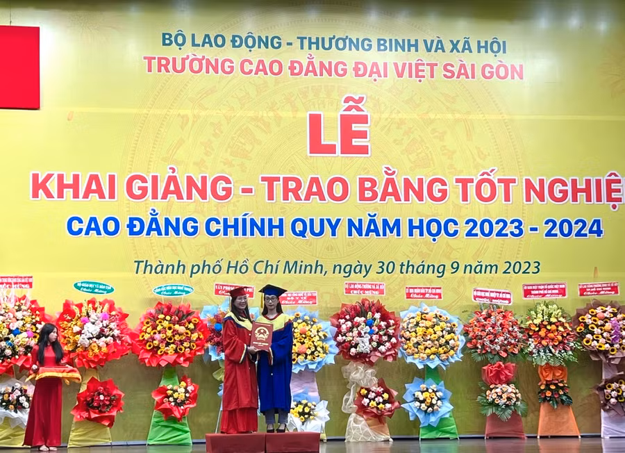 Một Tân cử nhân nhận bằng trong lễ tốt nghiệp trong buổi lễ khai giảng