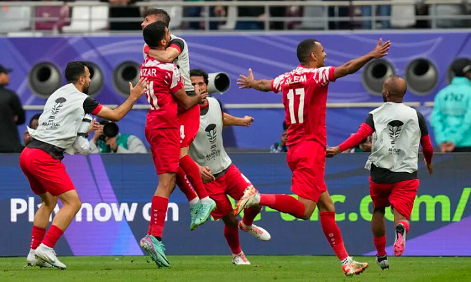 Cầu thủ Jordan ăn mừng bàn ấn định tỷ số ở phút 90+7. Cầu thủ Jordan ăn mừng bàn ấn định tỷ số ở phút 90+7.