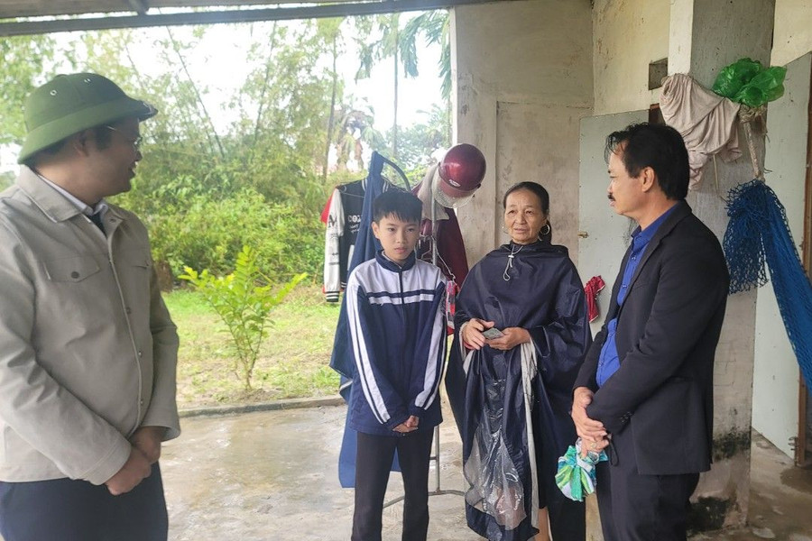 Đại diện Báo GD&TĐ, chính quyền địa phương cùng các nhà hảo tâm đến thăm hỏi, động viên và trao quà cho em Đinh Nhật Phong. Đại diện Báo GD&TĐ, chính quyền địa phương cùng các nhà hảo tâm đến thăm hỏi, động viên và trao quà cho em Đinh Nhật Phong.