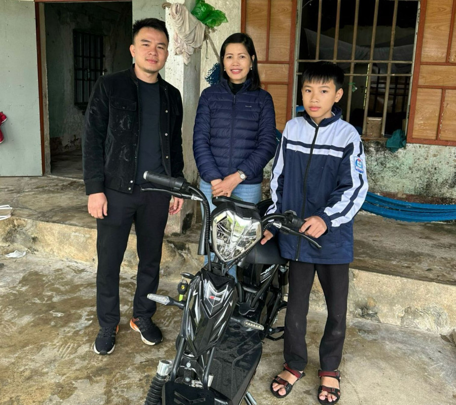 Niềm vui của Phong khi nhận được quà tặng từ các nhà hảo tâm. Niềm vui của Phong khi nhận được quà tặng từ các nhà hảo tâm.