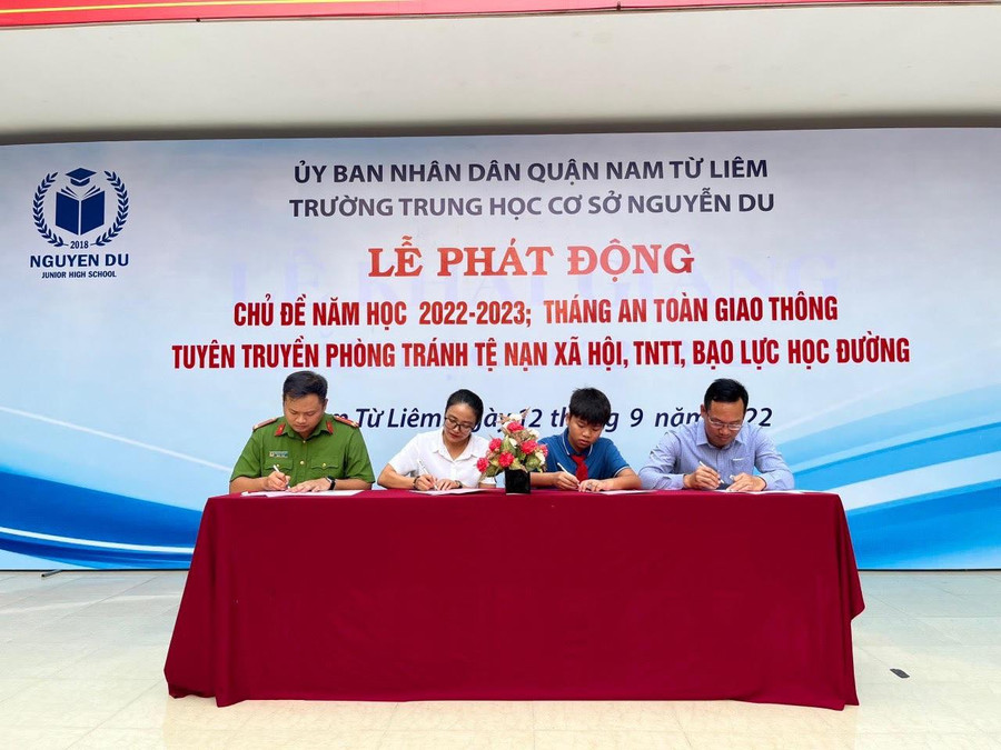 Đại diện BGH, đại diện PHHS, đại diện học sinh, đại diện CA phường Trung Văn đã kí cam kết thực hiện “An toàn giao thông, an ninh trường học và thực hiện phòng chống bạo lực học đường”. Đại diện BGH, đại diện PHHS, đại diện học sinh, đại diện CA phường Trung Văn đã kí cam kết thực hiện “An toàn giao thông, an ninh trường học và thực hiện phòng chống bạo lực học đường”.