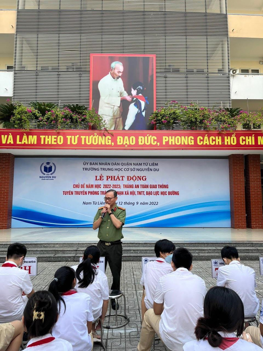 Tiến sĩ Đào Trung Hiếu truyền đạt các kỹ năng. Tiến sĩ Đào Trung Hiếu truyền đạt các kỹ năng.