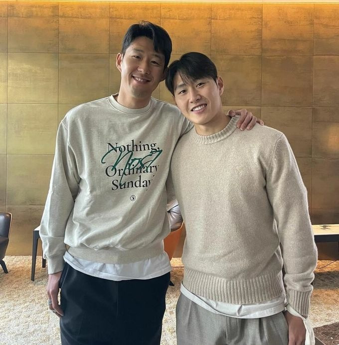 Hình ảnh Son Heung-min (trái) và Lee Kang-in gặp nhau tại tại London, Anh để làm hoà sau vụ xô xát tại Asian Cup 2023.