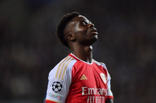 Saka chết lặng sau trận thua của đội nhà. Saka chết lặng sau trận thua của đội nhà.