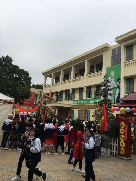 Nhiều đội viên đến tham quan. Nhiều đội viên đến tham quan.