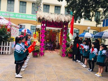 Học sinh cùng anh chị phụ trách dựng nhiều trại thi đẹp.