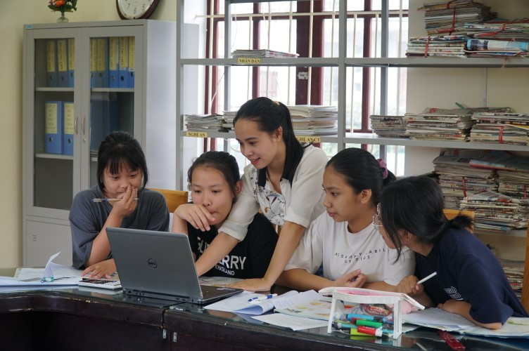 Cô Hiền là giáo viên trẻ nhất trong số 14 thủ khoa GV dạy giỏi tỉnh Nghệ An. Ảnh: NVCC Cô Hiền là giáo viên trẻ nhất trong số 14 thủ khoa GV dạy giỏi tỉnh Nghệ An. Ảnh: NVCC