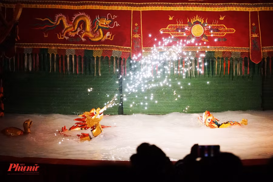 Tiết mục rồng phun lửa do các nghệ sĩ Nhà hát múa rối nước Rồng Vàng trình diễn. Ảnh: INT.