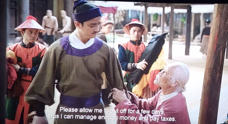 Phân cảnh quan thu thuế trong phim 'Hồng Hà nữ sĩ'. Ảnh: Bình Thanh. Phân cảnh quan thu thuế trong phim 'Hồng Hà nữ sĩ'. Ảnh: Bình Thanh.