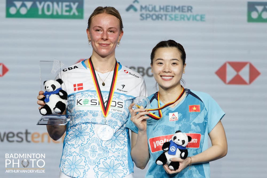 Thùy Linh và Mia Blichfeldt nhận giải sau trận chung kết Đức mở rộng 2024. Ảnh: ITN