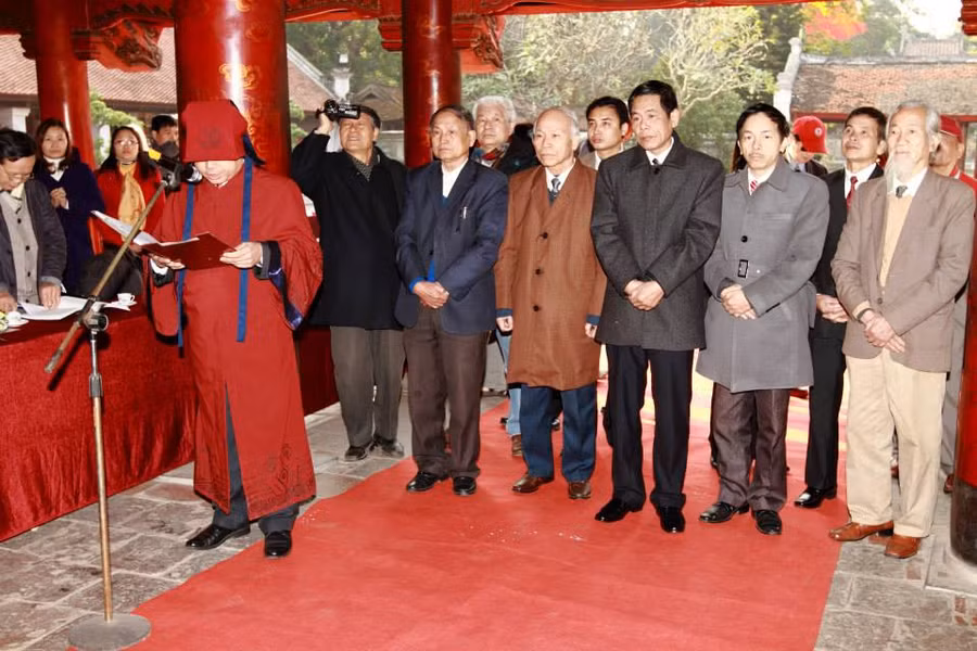 Lễ dâng hương khai mạc hội thảo khoa học 'Tế tửu Quốc Tử Giám Nhữ Đình Toản - Con người và sự nghiệp'.