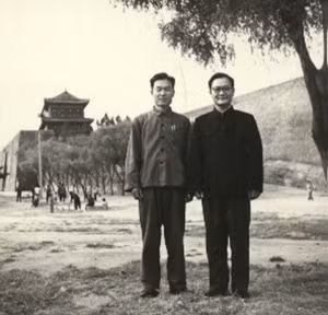 Liu Guizhen (bên phải), ông tổ của liệu pháp khí công hiện đại. Ảnh: Ancient-origins.