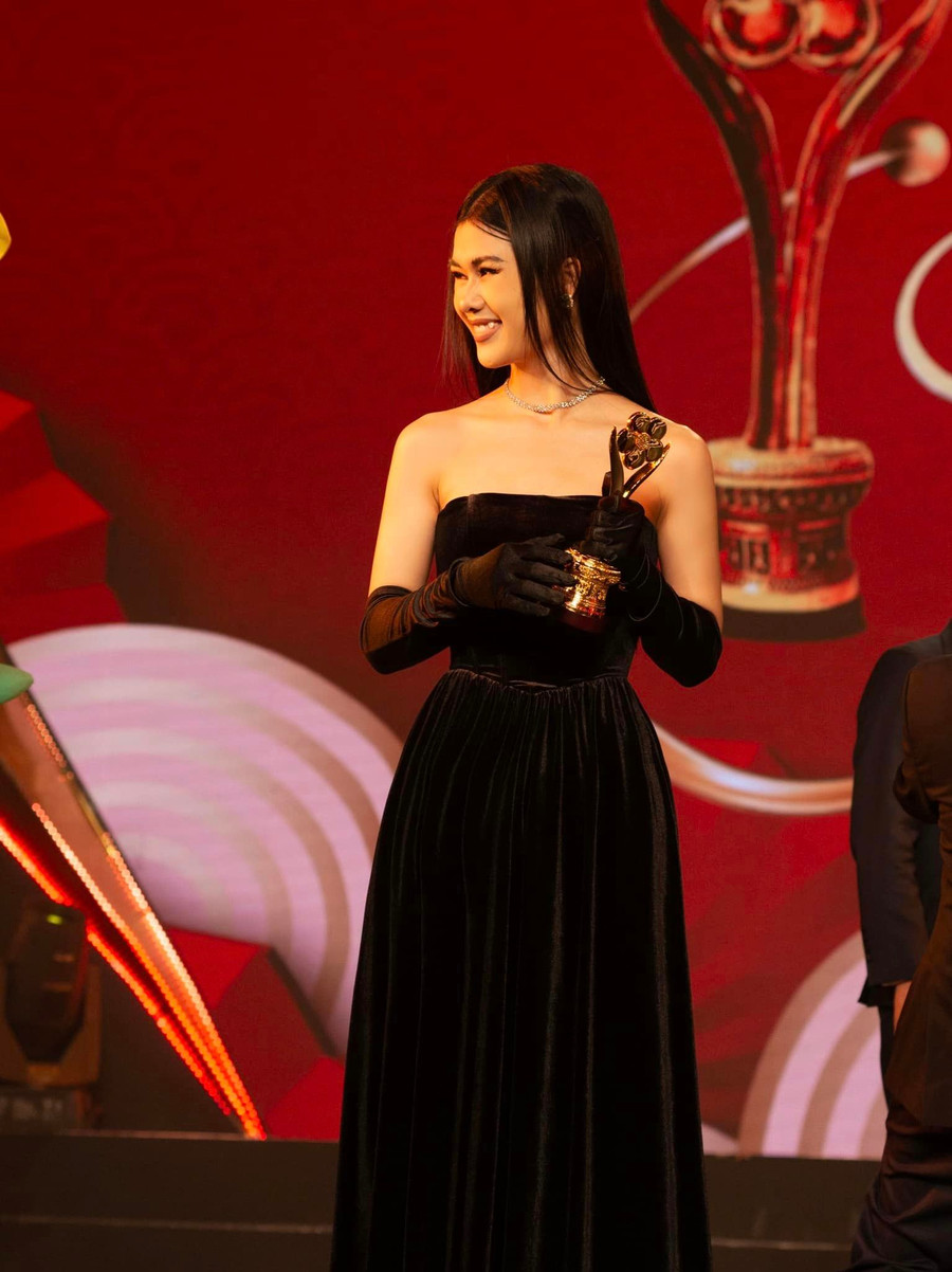 Phúc Anh nhận giải 'MV được yêu thích nhất' tại mùa giải Mai Vàng 2023. Phúc Anh nhận giải 'MV được yêu thích nhất' tại mùa giải Mai Vàng 2023.