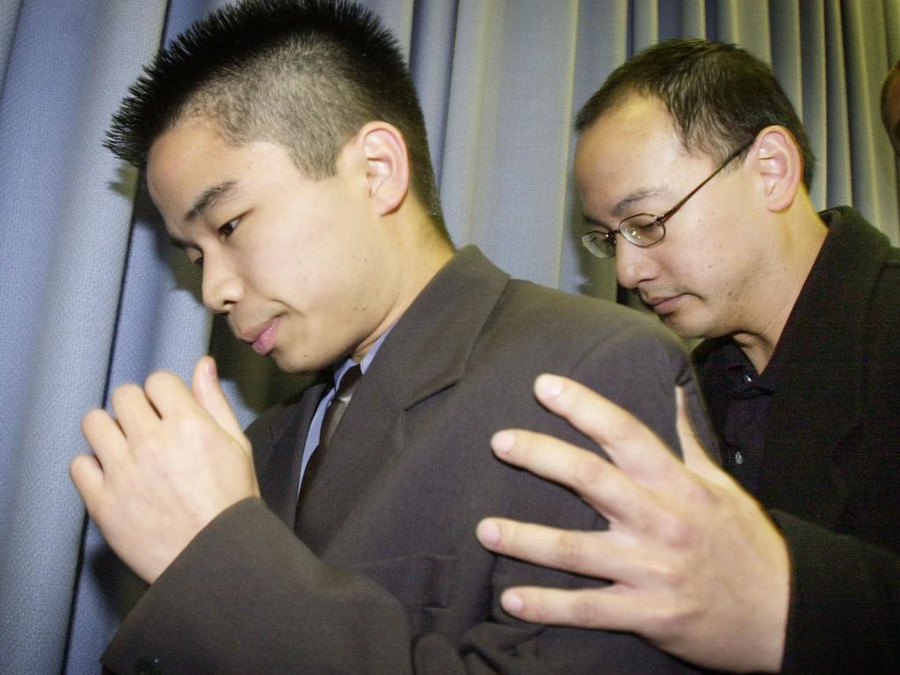 Sef Gonzales (trái). Sef Gonzales (trái).