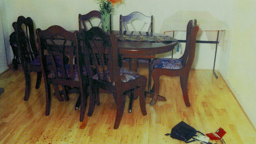 Đồ vật của nạn nhân rơi vãi trong phòng bếp. Đồ vật của nạn nhân rơi vãi trong phòng bếp.