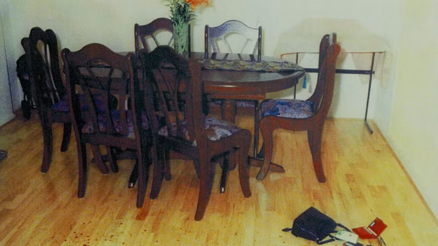 Đồ vật của nạn nhân rơi vãi trong phòng bếp.