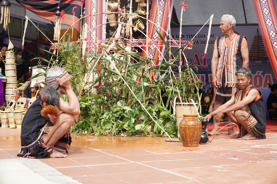 Già làng chuẩn bị lễ vật cho buổi lễ.
