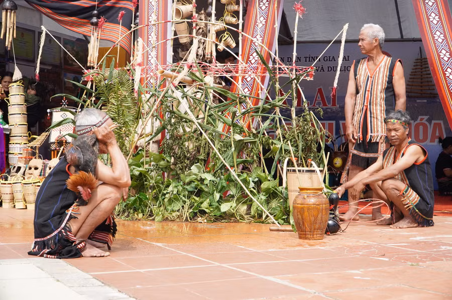 Già làng chuẩn bị lễ vật cho buổi lễ.