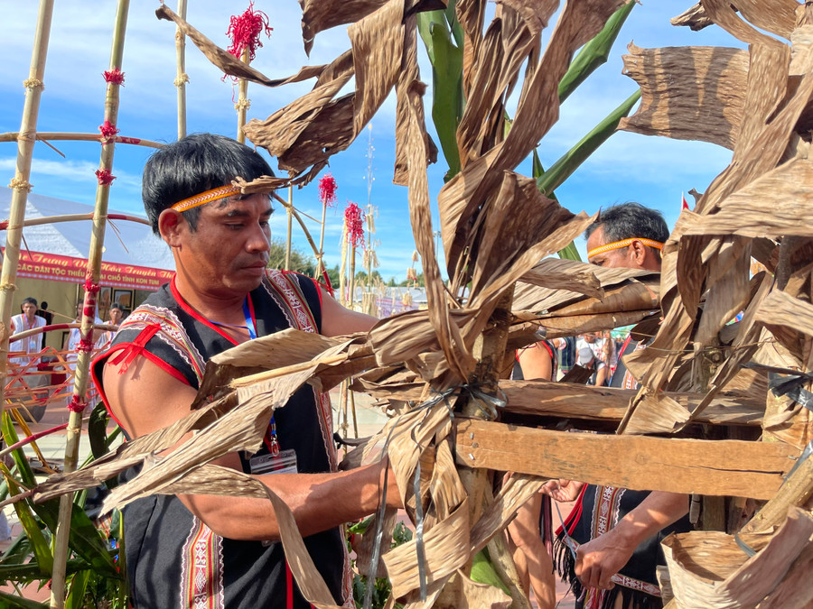 Người dân tập trung tại bến nước của làng để dọn dẹp, chuẩn bị vật phẩm.